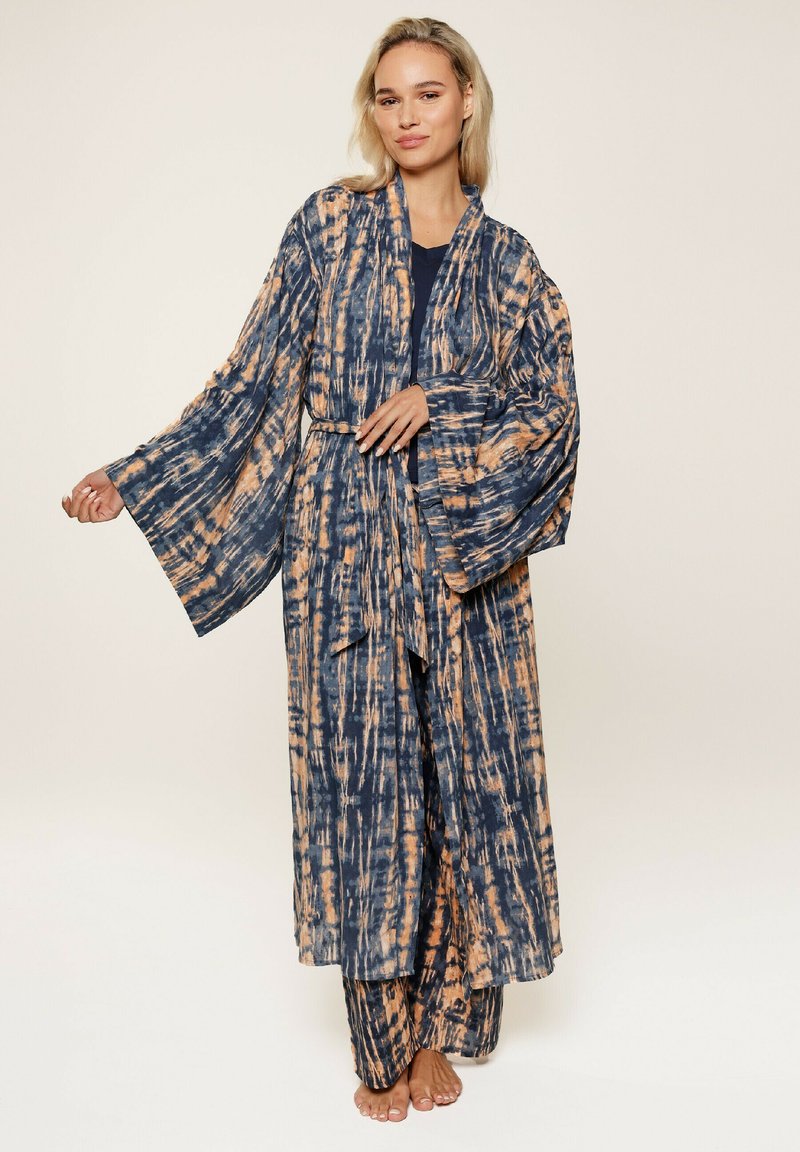 Kimono stylová róba v námořnické modři a béžovém batikovaném vzoru, vyrobená z lehkého materiálu s širokými rukávy a odpovídajícím opaskem.
