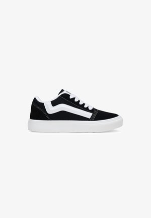 Schwarze Wildledersneaker mit einer weißen Gummisohle, ausgestattet mit einem weißen Logoakzent, schwarzen Schnürsenkeln und einem klassischen Low-Top-Design.