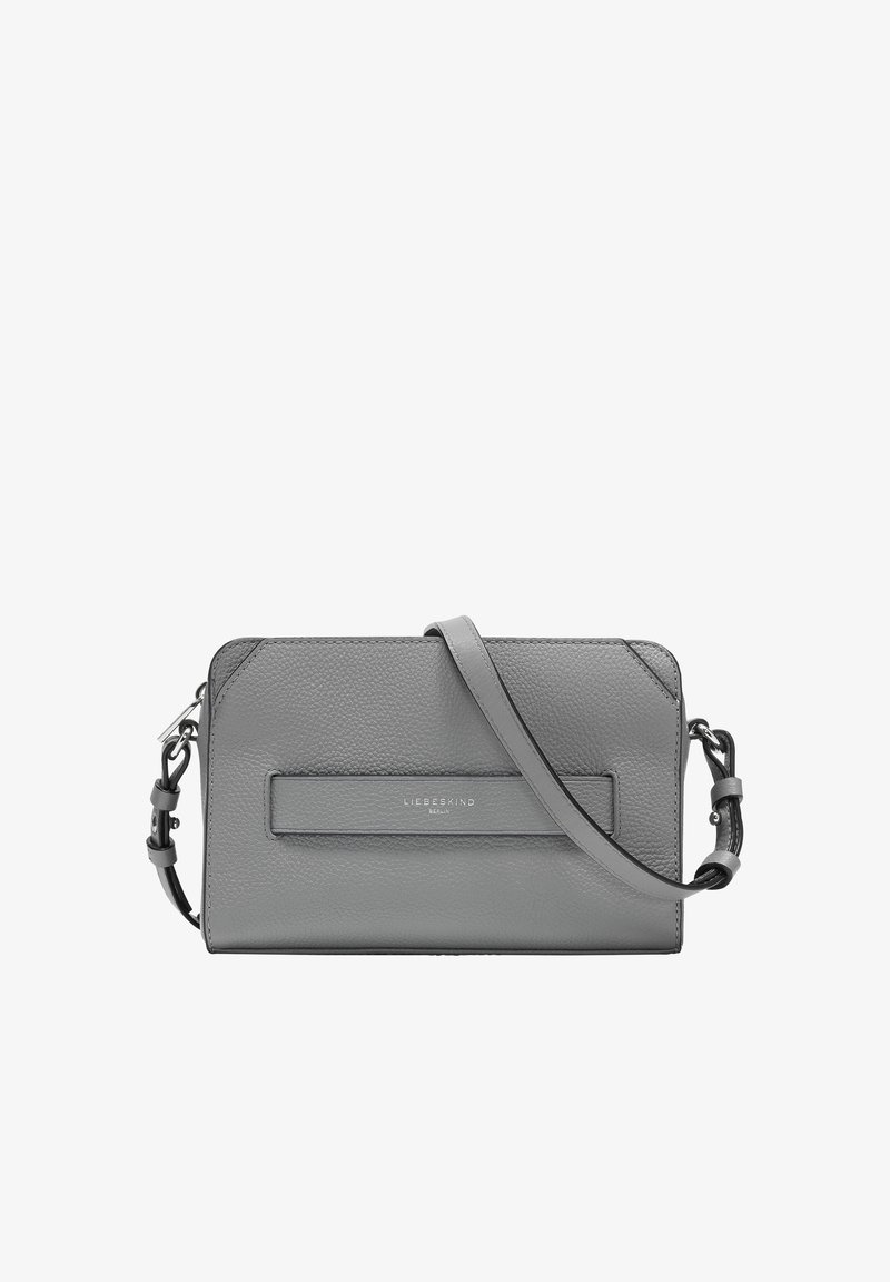 Sac à bandoulière en cuir gris avec une surface texturée, de forme rectangulaire, une sangle réglable et un design avant avec un détail de logo.