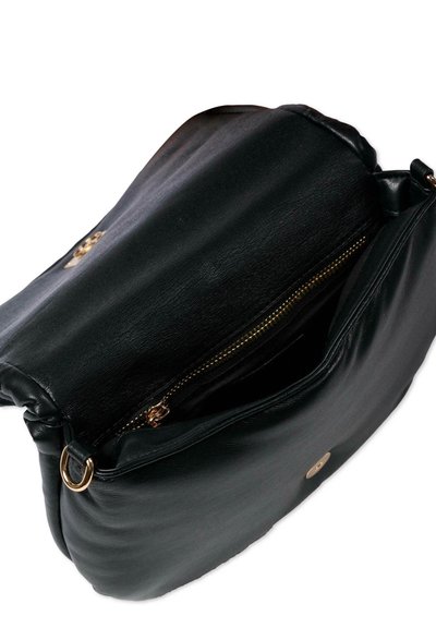 Borsa a tracolla in pelle nera con apertura superiore, che mette in mostra una texture liscia, dettaglio con zip dorata e un compartimento interno.