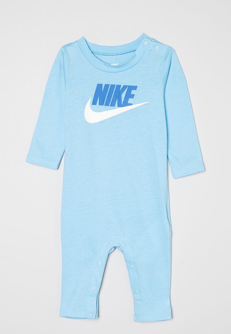 Lichtblauwe lange mouw baby romper met drukknoopjes op de schouders en benen, met op de borst het blauwe Nike-logo en de witte swoosh.