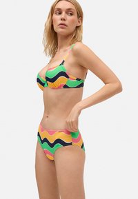 Conjunto de bikini colorido con un patrón ondulado en verde, rosa, amarillo y azul marino. Material suave y elástico con tirantes ajustables y parte inferior de cintura alta.