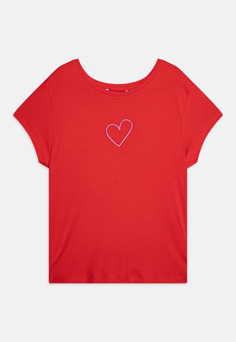T-shirt rouge à manches courtes en tissu doux, avec un cœur brodé violet sur le devant et un col rond.