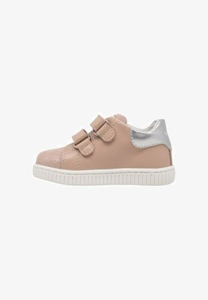 Sneaker beige per bambino con due strisce in velcro, suola bianca, punta glitterata e dettaglio tallone argento metallizzato, vista laterale.
