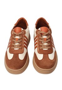 Brązowe i kremowe sneakersy z zamszowej i skórzanej cholewy, z teksturowanymi detalami, grubymi sznurowadłami i gumową podeszwą. Zawierają trzy boczne paski.