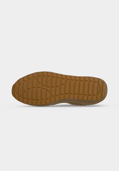 Semelle de chaussure avec une bande de roulement en caoutchouc brun présentant un motif quadrillé rectangulaire et des indentations courbées pour l’adhérence et la traction.