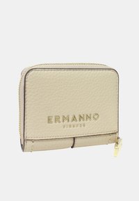 Portafoglio in pelle beige con superficie testurizzata, logo dorato "ERMANNO FIRENZE", chiusura a zip e design rettangolare elegante.