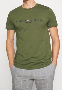 Tommy Hilfiger T-shirt med print - dark green