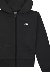 Felpa nera con zip realizzata in morbido pile, caratterizzata da un ampio cappuccio, tasche frontali e un piccolo logo bianco sulla parte sinistra del petto.