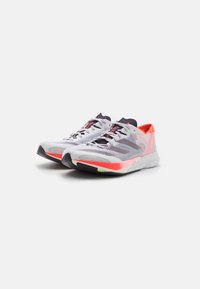 adidas Performance ADIZERO ADIOS 8 - Sapatos para corrida em estrada - footwear white/aurora metallic/solar red