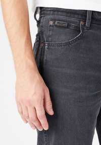 Wrangler TEXAS - Calças de ganga de perna direita - black gold
