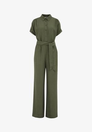 Olivgrön overall, korta ärmar, knäppning fram, midjeband, vida ben, mjukt texturerad tyg, avslappnad stil.