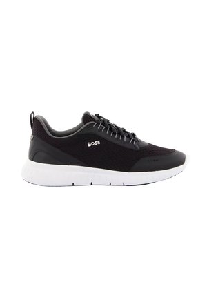 Schwarzer Low-Top-Sneaker mit weißer Sohle, Mesh-Obermaterial, Schnürung vorne und "BOSS" Logo an der Seite.
