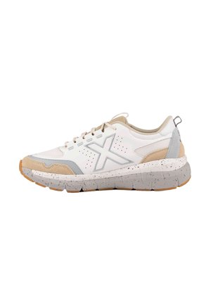 Sneaker bianca e beige con suola grigia maculata, pannelli in mesh e camoscio, "X" grigio sul lato e lacci beige.