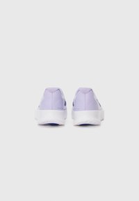Baskets violettes claires avec une tige en tissu texturé, semelle blanche et accents bleus. Dispose d'un talon rembourré pour plus de confort et de détails en mesh.