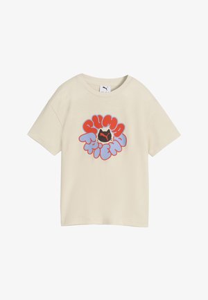 Crèmekleurig T-shirt met korte mouwen en kleurrijke "Puma Trienn" tekst rond een zwart kattengezicht en rood Puma-logo in het midden.