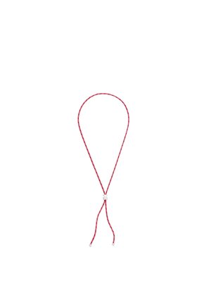 Collier en cordon tressé rouge et noir avec fermoir coulissant en argent et embouts métalliques sur fond blanc.