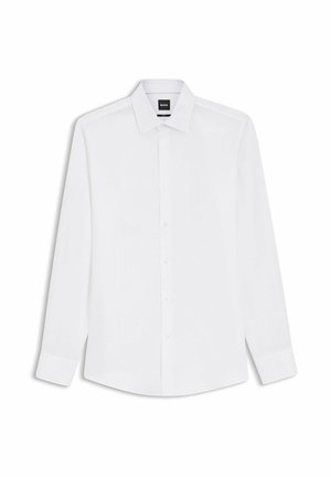 Chemise habillée blanche à manches longues avec col pointu, manches retroussées et étiquette noire "BOSS" à l'intérieur du col.