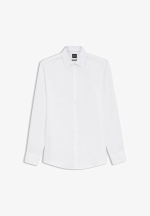 Camicia da uomo bianca a maniche lunghe con bottoni, colletto a punta, polsini e etichetta nera "BOSS" all'interno del colletto.