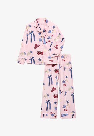 Pink langærmet knap-på pyjamasæt med bukser med blå sløjfer, røde kirsebær, stjerner, hjerte-låse, nøgler og billetmotiver.
