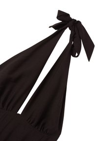 Top nero a collo alto con dettaglio a fiocco, tessuto morbido e texture arricciata sul corpino, che mette in mostra un design semplice.