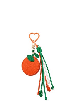 Oranje ronde pouch met groene bladeren bevestigd aan een oranje hartvormige sleutelhangertje en meerkleurige geknoopte koorden die aan de zijkant hangen.