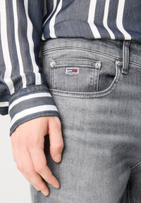 Tommy Jeans AUSTIN SLIM - Vaqueros slim fit - denim black