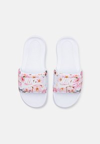 Fehér csúszópapucs virágmintával rózsaszín és fehér színben, hangsúlyos fehér Nike logóval a pánton és texturált talppal.