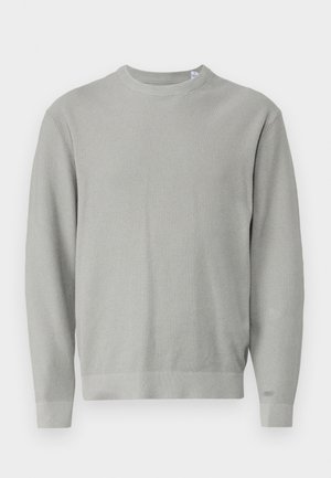 Svetlo sivi pulover z dolgimi rokavi in okroglim izrezom, z teksturiranim pletenim vzorcem ter rebrastimi manšetami in spodnjim robom.