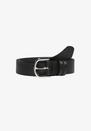 Zwarte leren riem met een gestructureerde afwerking, zilverkleurige metalen gesp en een beugel. De punt heeft een taps toelopend uiteinde voor een elegante uitstraling.