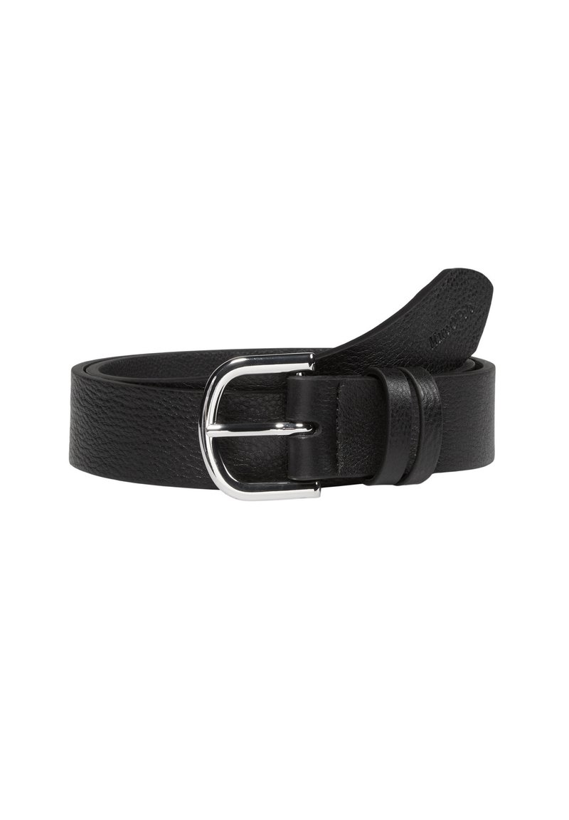 Schwarzer Leder-Gürtel mit strukturiertem Finish, silberner Metallschnalle und Halter. Das Ende weist eine zugespitzte Spitze für ein elegantes Erscheinungsbild auf.