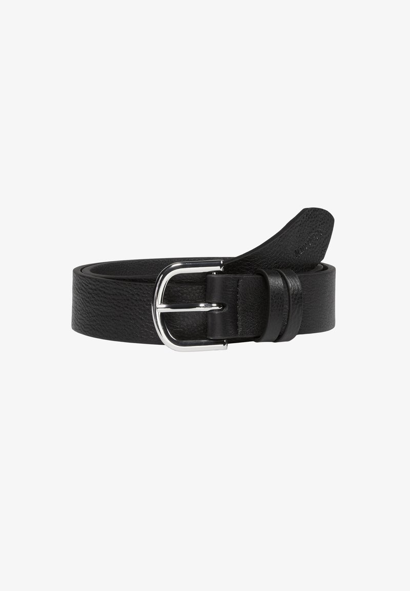 Zwarte leren riem met een gestructureerde afwerking, zilverkleurige metalen gesp en een beugel. De punt heeft een taps toelopend uiteinde voor een elegante uitstraling.