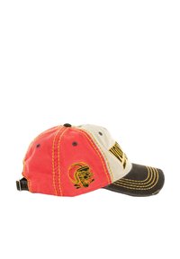 Cappello con una combinazione di colori rosso, beige e nero, con cuciture gialle, e un grafiche di un leone con un casco sul lato.