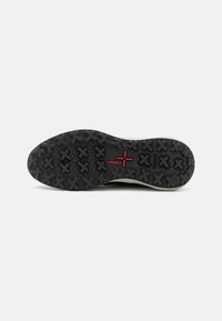 Suola di scarpa in gomma nera con motivo di trazione multidirezionale e logo "Geox" rosso. Bordo liscio e design leggermente curvo sul retro.