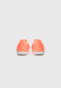 adidas Performance PREDATOR CLUB UNISEX - Ghete de fotbal pentru gazon sintetic - signal coral/white/beam orange