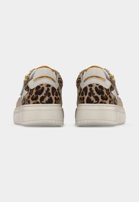 Αθλητικά παπούτσια με μοτίβο λεοπάρδαλης και μπεζ λεπτομέρειες, με επάνω μέρος από λείο δέρμα, υφασμένο πάτο και χρυσά μεταλλικά στοιχεία στα κορδόνια.