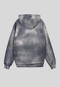 Szary kaptur z kolorowym wzorem tie-dye, o miękkiej fakturze, z opadającymi ramionami i ściągaczami na rękawach. Widok z tyłu, bez kieszeni.