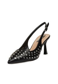 Tacones de piel negra tipo slingback con punta afilada, adornados con tachuelas plateadas, que cuentan con una delgada correa en el tobillo y un tacón estrecho y afilado.