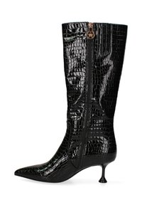 Stivale alla caviglia nero con una texture lucida a forma di coccodrillo, punta affilata e tacco stiletto sottile. Presenta una cerniera laterale e dettagli decorativi in metallo.
