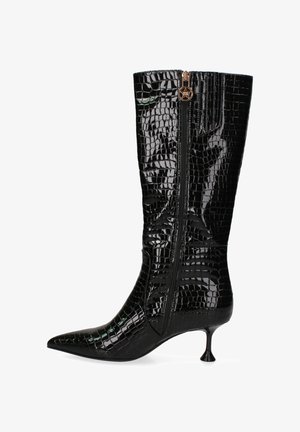 Bottine noire avec une texture crocodile brillante, bout pointu et un talon aiguille fin. Dispose d'une fermeture éclair sur le côté et d'accents de quincaillerie décorative.