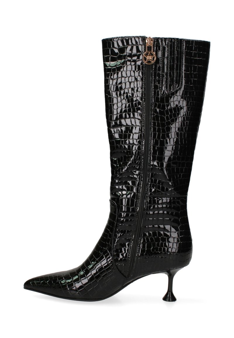 Stivale alla caviglia nero con una texture lucida a forma di coccodrillo, punta affilata e tacco stiletto sottile. Presenta una cerniera laterale e dettagli decorativi in metallo.