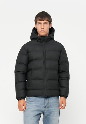 Giubbotto puffa nero con cappuccio, dotato di zip frontale, polsini elasticizzati e due tasche laterali. Tessuto liscio e design trapuntato.
