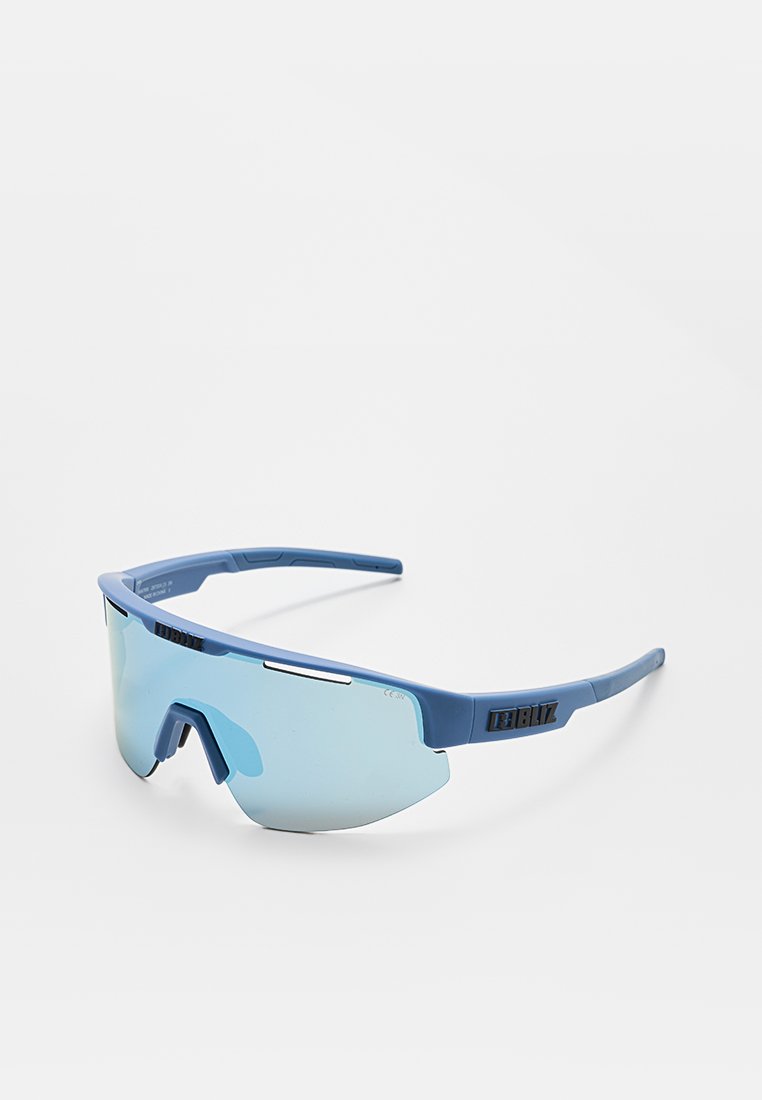 Blauwe zonnebril met een groot wraparoundlens, gemaakt van lichtgewicht materiaal. Heeft een sportief ontwerp en bevat een zwart logo op het frame.