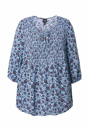 Blouse bleue à motifs floraux avec manches 3/4, corsage froncé élastique, encolure à cordon de serrage, et coupe décontractée. Présente des motifs floraux rouges et noirs.