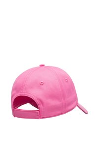 Gorra de béisbol rosa hecha de tela, con visera curvada, correa ajustable en la parte trasera y agujeros de ventilación cosidos.