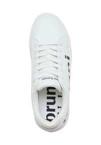 Białe sneakersy wykonane z gładkiej skóry, z okrągłym noskiem, płaskimi sznurowadłami oraz czarnym nadrukowanym logo na języku i wewnątrz. Prosty design.