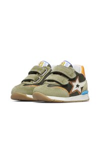 Sneaker verde e nero realizzato con materiali in suede e rete, con chiusure in Velcro, accentato da una stella bianca, dettagli arancioni e blu, e suola in gomma.