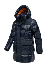 Laivastonsininen puhvitakki kiiltävällä pinnalla, säädettävä huppu, kaksi vetskaria rinta-taskua ja suuret etupuolen läpätaskut. Oranssi vuori näkyvissä.