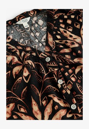 Zwarte shirt met een botanisch patroon in bruine tinten. Voorzijde met knopen en witte knopen en een V-halslijn. Zachte stoftextuur.