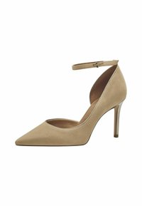 Escarpin beige en daim à talons hauts, avec un bout pointu, une bride à la cheville et un talon métallique élancé, présentant une texture lisse et un design avec des côtés ouverts.